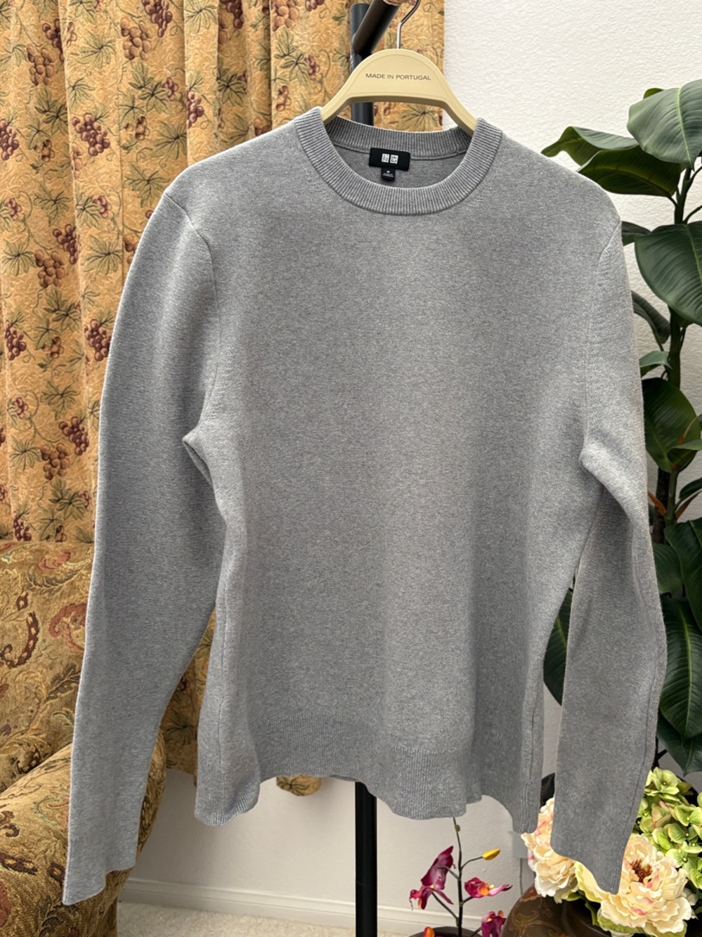 Uniqlo Men's Heather Gray Crewneck Sweater
